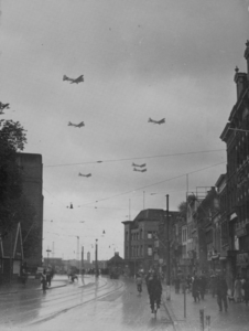 875670 Afbeelding van laag overvliegende geallieerde bommenwerpers boven het Vredenburg, op weg naar een ...